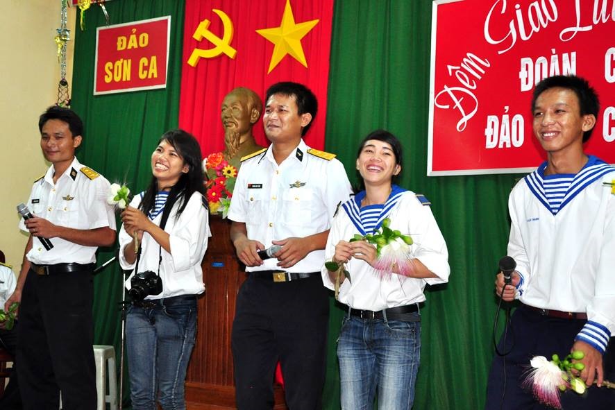 1/ Phóng viên Lê Tuyết (thứ hai trái qua) trong một đợt công tác tại Trường Sa.