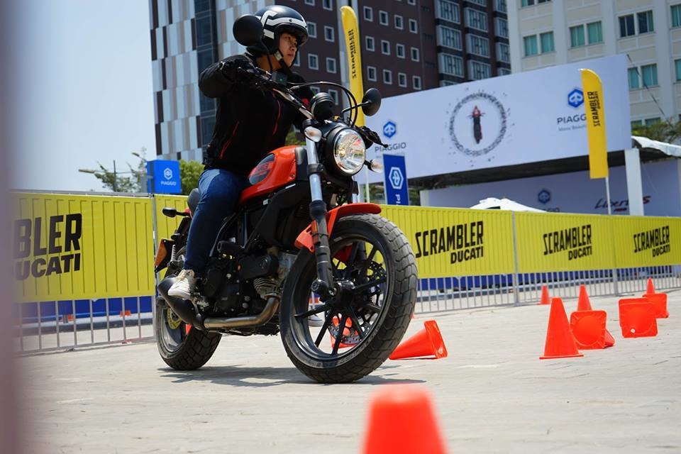 Nữ phóng viên Khánh Hòa và niềm đam mê xe cộ.