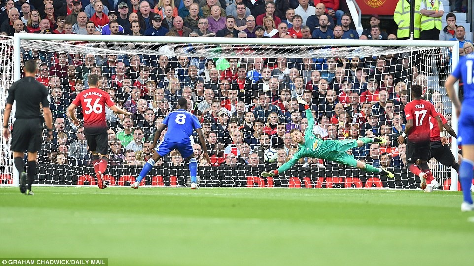 De Gea luôn là người hùng. Ảnh: Daily Mail.