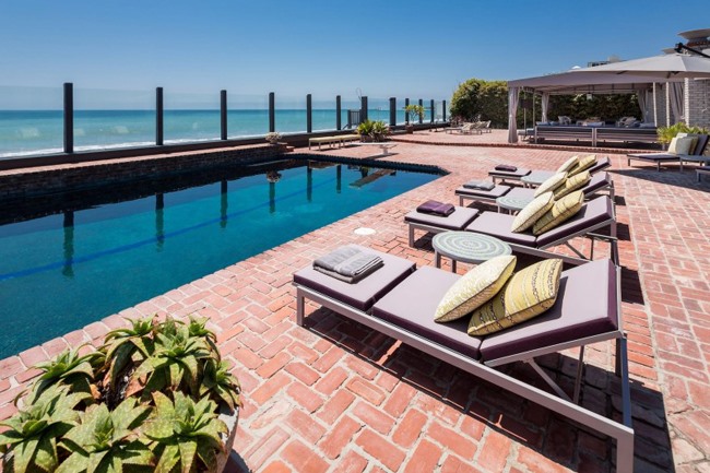 Ngôi nhà ở Woodside, California có giá trị 110 triệu USD, được thiết kế theo mẫu của kiến trúc sư Nhật Bản ở thế kỷ 16, và được hoàn tất với một hồ rộng 2,3 mẫu (9.308 m2).