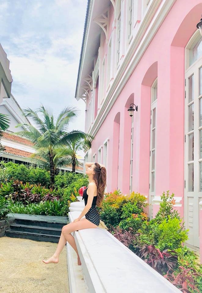 Hồ Ngọc Hà khoe thân hình gợi cảm, đôi chân dài miên man. Ảnh: FBNV