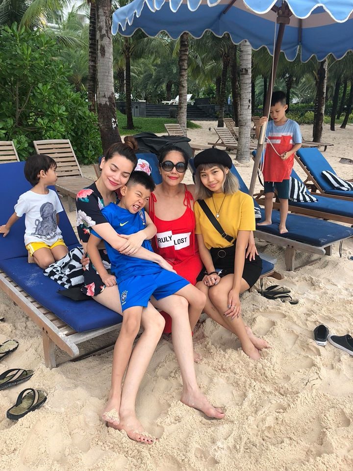 Hồ Ngọc Hà và con trai cùng những người thân trong gia đình. Ảnh: FBNV