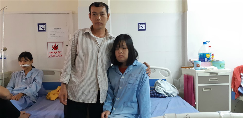 Bố bệnh nhân mong chờ từng ngày để con mình thoát khỏi khối u quái ác. Ảnh: T.Linh