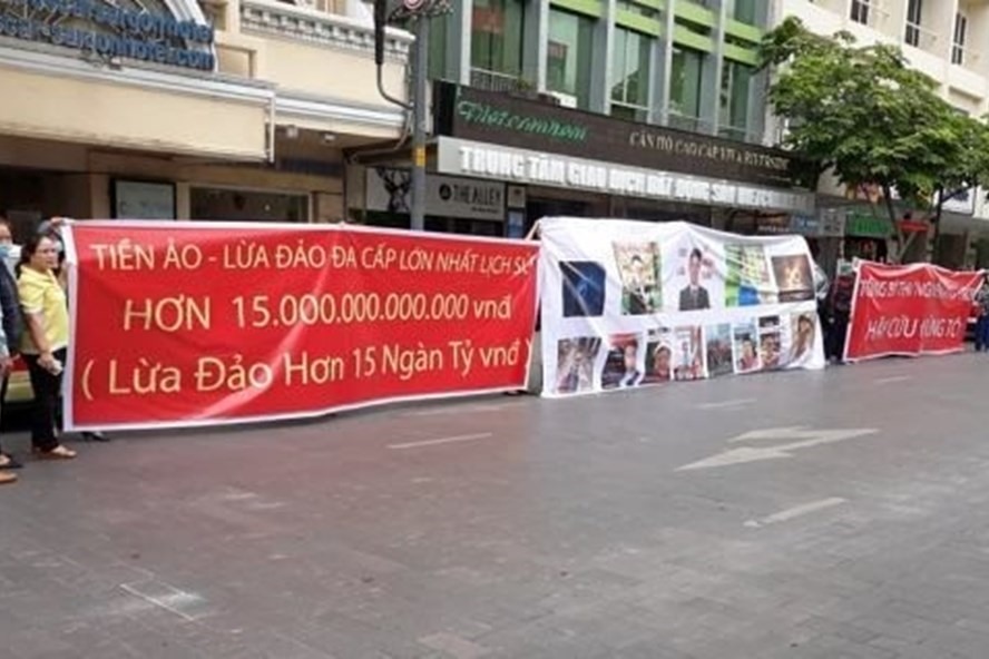 Các nạn nhân của vụ đầu tư tiền ảo IFan.