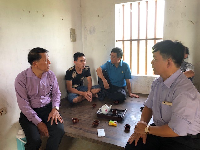 Ân cần thăm hỏi người dân bị ảnh hưởng bởi mưa lũ.