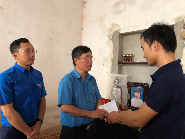 Chia sẻ với những mất mát của người dân bị lũ.