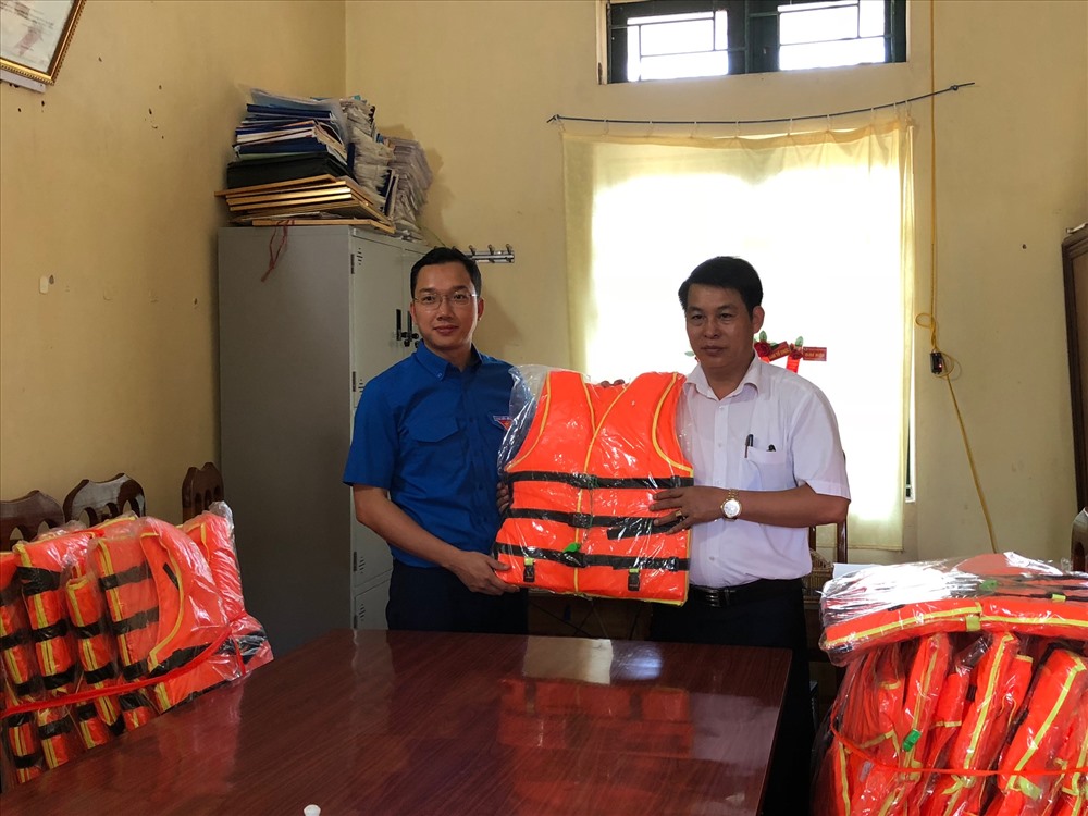 Chia sẻ với những mất mát của người dân bị lũ.