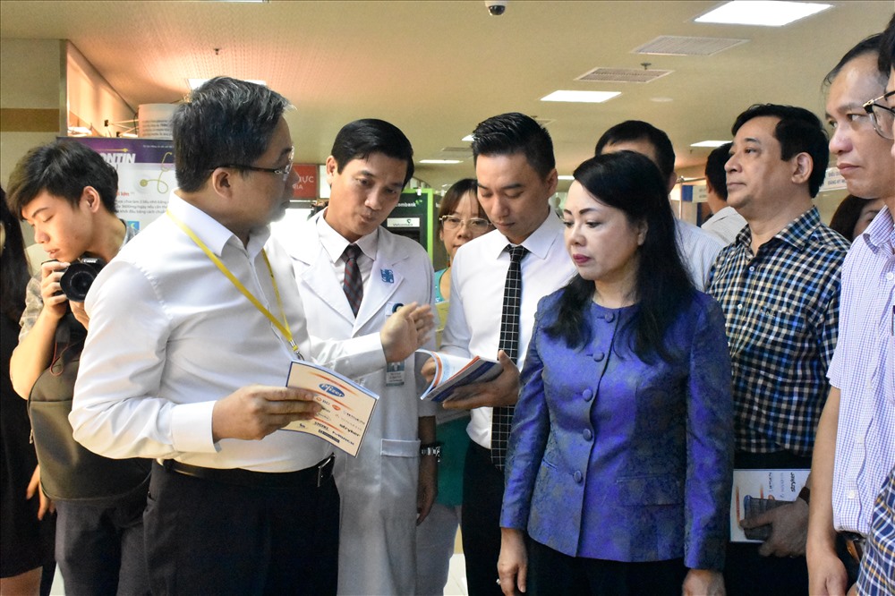 Bộ trưởng Tiến chỉ đạo lãnh đạo Bệnh viện Đại học Y dược TP.HCM giải quyết vấn đề quá tải tại đây