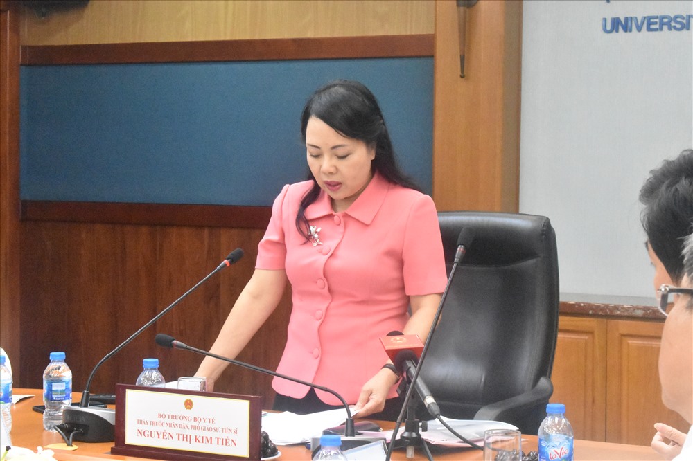 Bộ trưởng Nguyễn Thị Kim Tiến: ”Cần phải tìm cách để đưa bệnh nhân xuống các bệnh viện tuyến dưới để tránh tình trạng quá tải