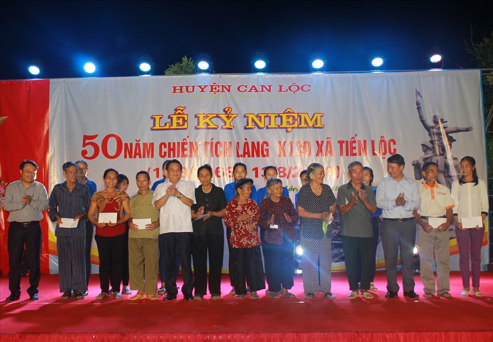 Lãnh đạo tỉnh Hà Tĩnh, huyện Can Lộc tặng quà cho các gia đình chính sách Làng K130