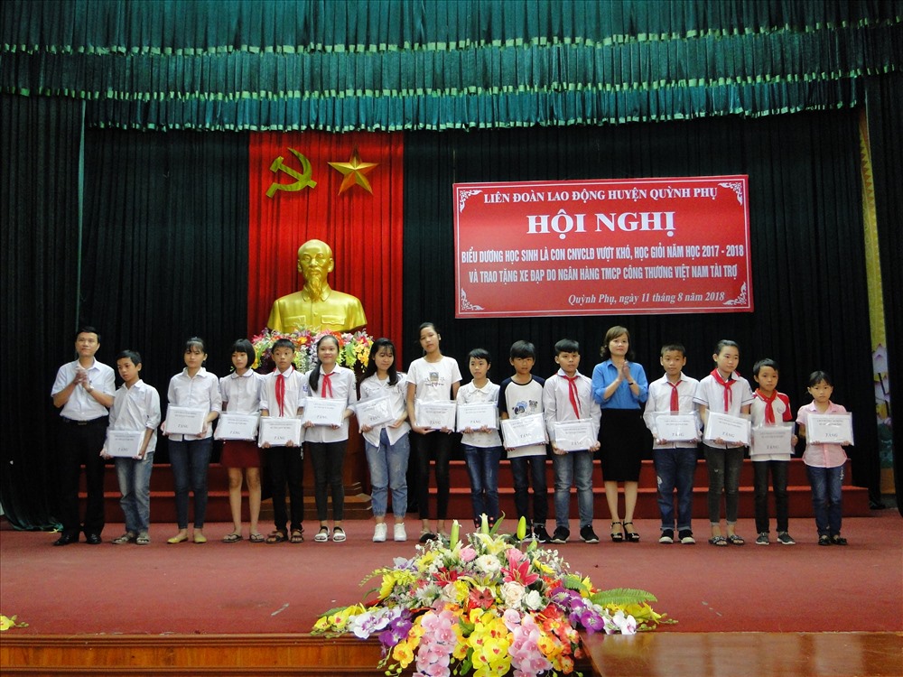 LĐLĐ huyện Quỳnh Phụ tặng quà cho các học sinh giỏi, vượt khó là con của CNVCLĐ.