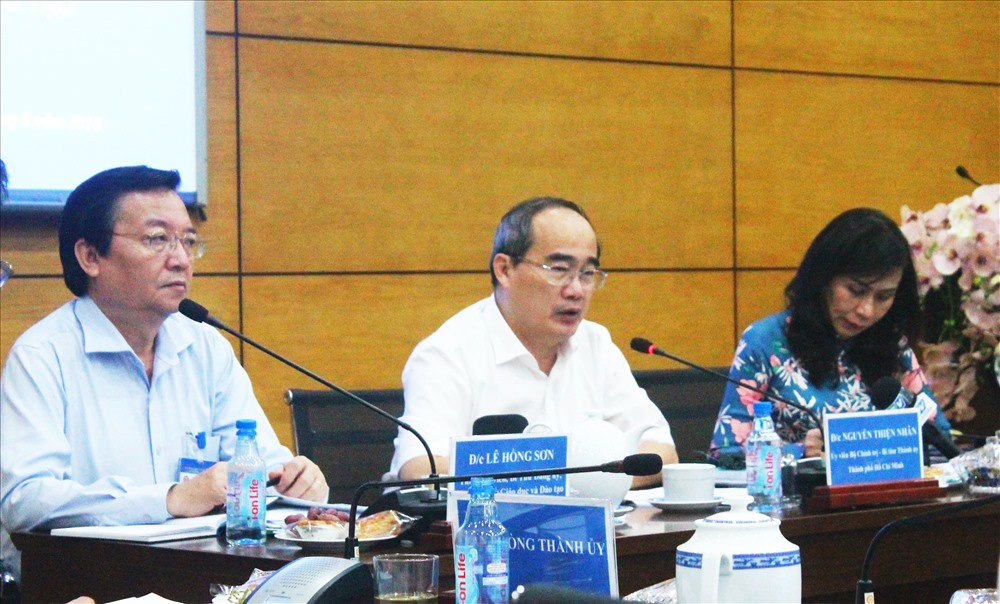 Đồng chí Nguyễn Thiện Nhân cho biết, TP đang xem xét không thu học phí THCS