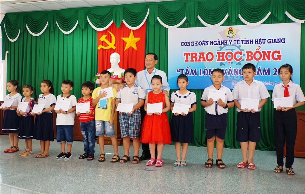 Nhiều học sinh vui mừng khi được nhận học bổng lần này