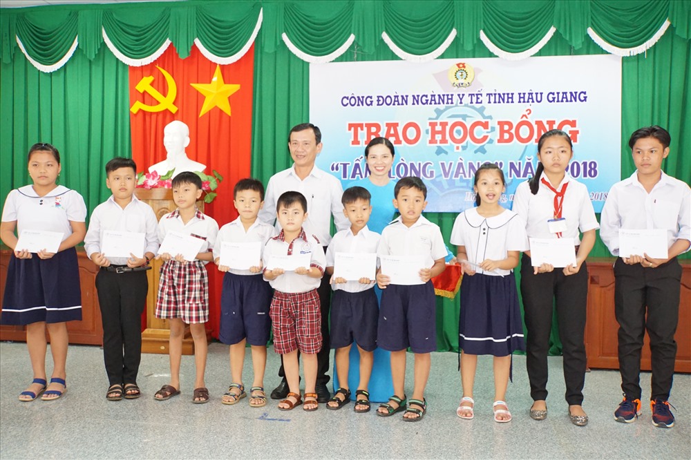 Lãnh đạo CĐ ngành Y tế trao học bổng cho các em học sinh