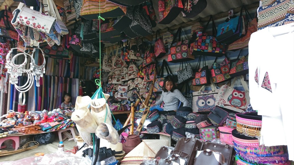 Entering the village, visitors will find a lot of stalls selling crafts and textiles with colorful colors.