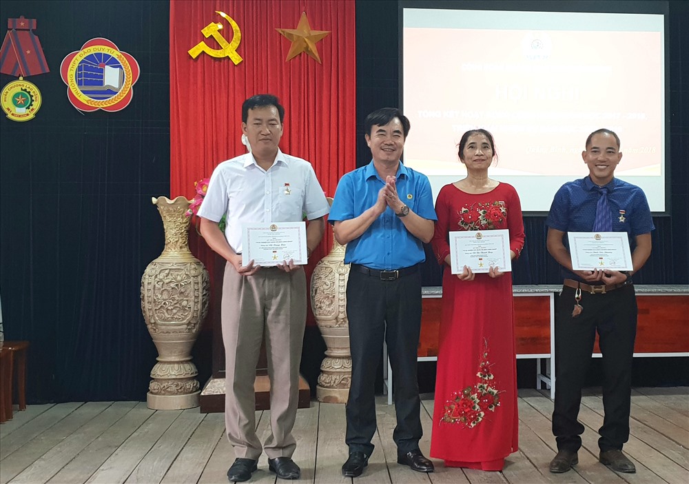 Thừa ủy quyền của Tổng LĐLĐ VN, Chủ tịch LĐLĐ Quảng Bình Nguyễn Lương Bình trao Kỷ niệm chương “vì sự nghiệp xây dựng tổ chức công đoàn” của Tổng LĐLĐ VN. Ảnh: Lê Phi Long