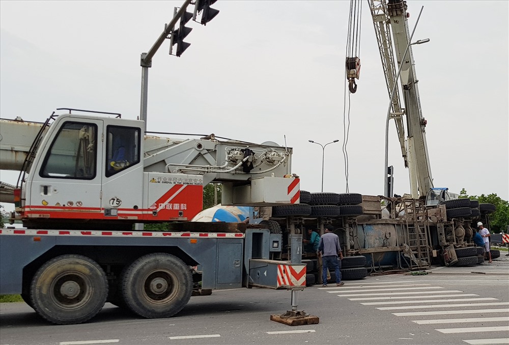 Hai chiếc xe cẩu trọng tải lớn được điều động tới hiện trường để giải cứu chiếc xe bồn gặp nạn. Ảnh: NT