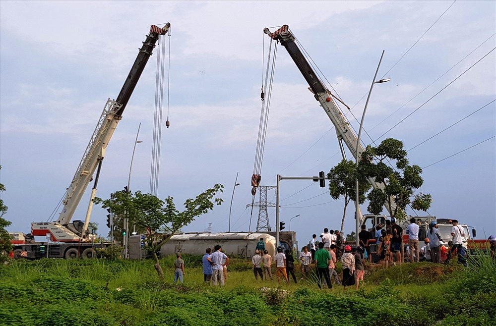 Đến khoảng 17h30 lực lượng chức năng mới đưa được xác nạn nhân ra ngoài. Ảnh: NT