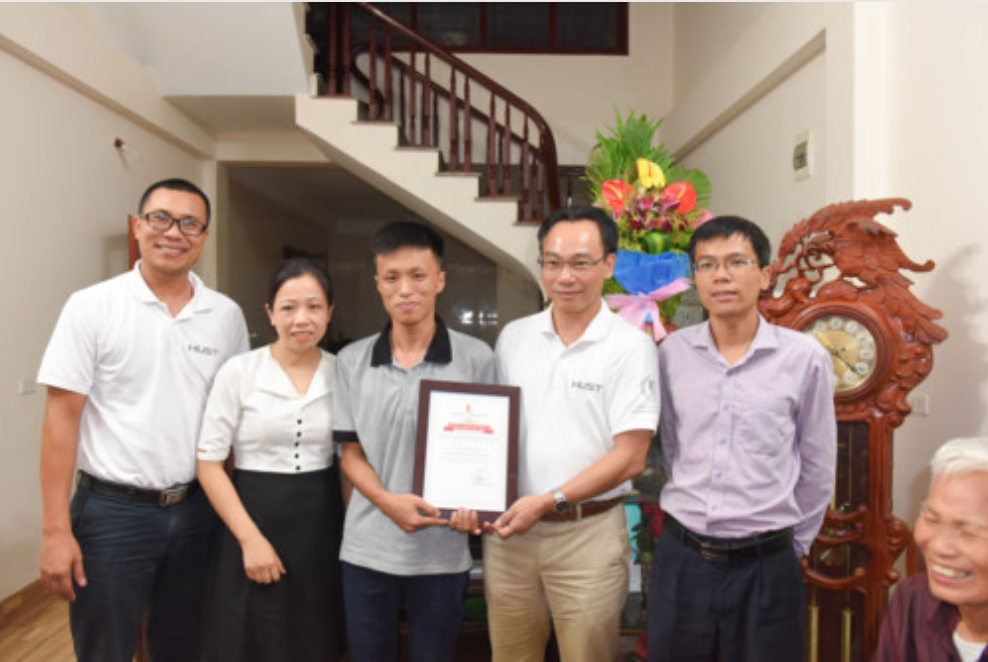 Ông Hoàng Minh Sơn - Hiệu trưởng Trường ĐH Bách khoa Hà Nội trao suất học bổng trị giá 150% học phí cho thủ khoa khối A cả nước Vương Xuân Hoàng.
