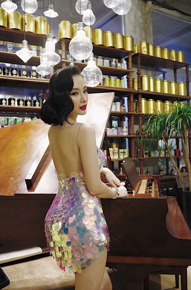 Phần sau lưng khoét sâu giúp cô khoe lưng trần và eo thon gợi cảm.