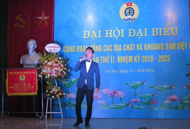 Ca sĩ Cẩm Tú (Nhà hát Quân đội) trình bày ca khúc “Lời ru của đá“, nhạc: Nhạc sĩ Trần Tựa; thơ: Lê Hồng Thái (Chủ tịch Công đoàn Tổng cục Địa chất và Khoáng sản VN khóa I) chức mừng Đại hội. Ảnh: Xuân Trường