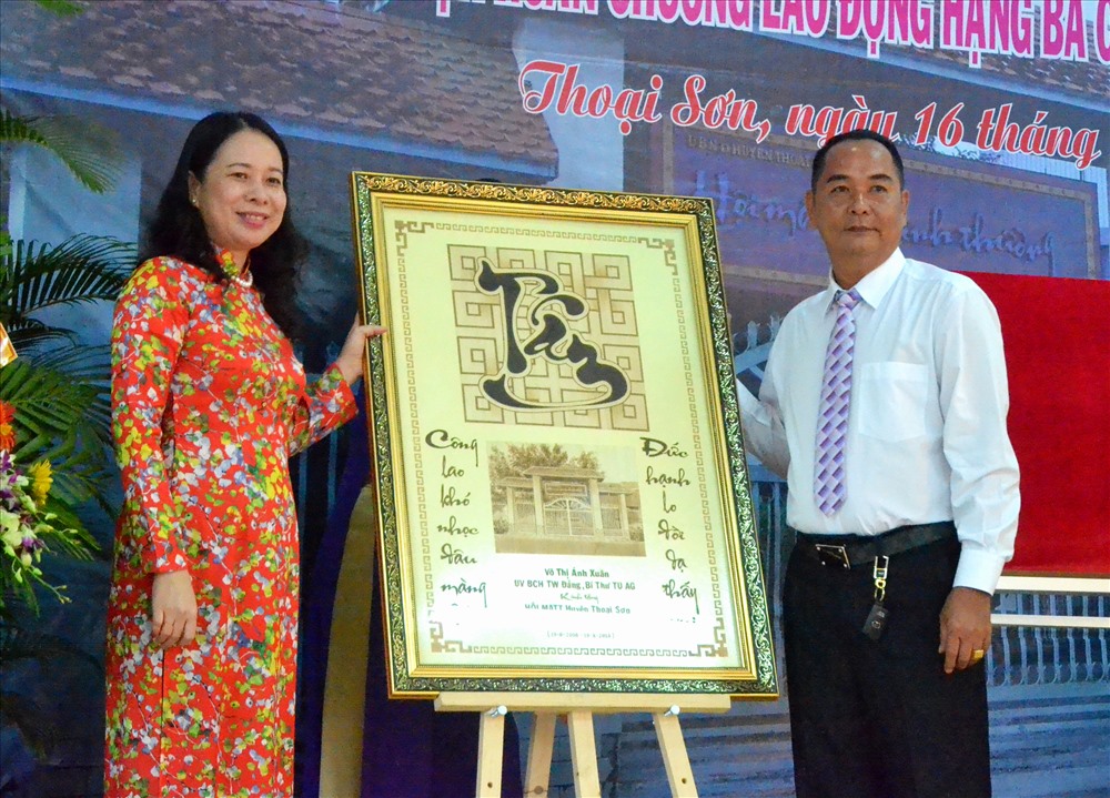 Bí thư Tỉnh ủy An Giang tặng cho Hội bức tranh chữ Tâm bằng lá thốt nốt. Ảnh: Lục Tùng