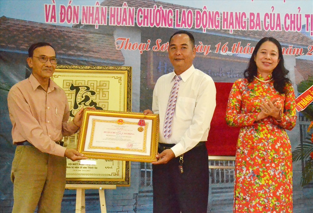 Bí thư Tỉnh ủy An Giang Võ Thị Ánh Xuân trao Huân chương Lao động hạng Ba cho Hội MÂTT huyện Thoại Sơn. Ảnh: Lục Tùng