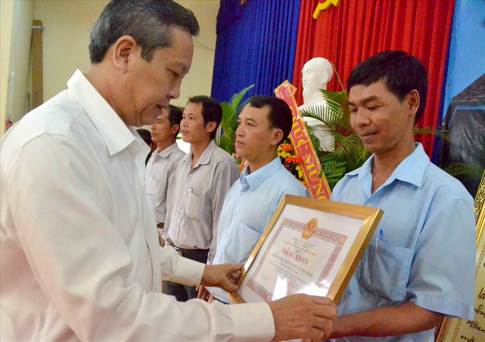 Phó Chủ tịch UBND tỉnh An Giang Nguyễn Văn Nưng trao Bằng khen và logo UBND tỉnh An Giang cho các tổ chức, cá nhân có nhiều đóng góp cho Hội. Ảnh: Lục Tùng