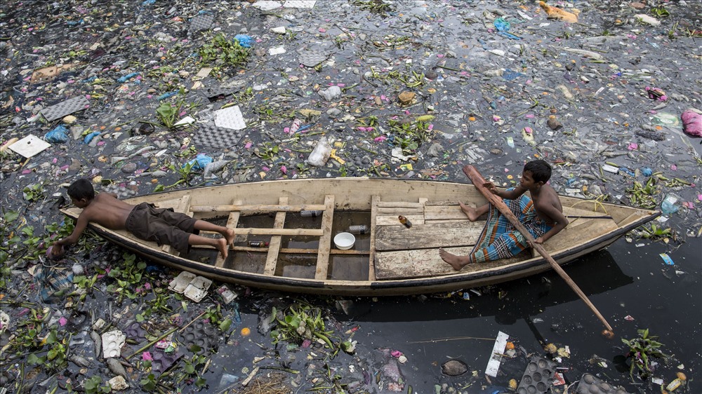 Thu gom rác thải nhựa trên sông  Buriganga ở Dhaka, Bangladesh.
