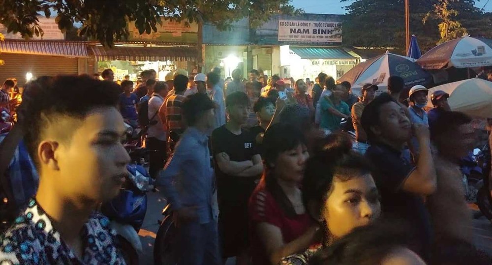 Người dân tụ tập theo dõi lực lượng chức năng giải cứu người đan ông trên cột điện