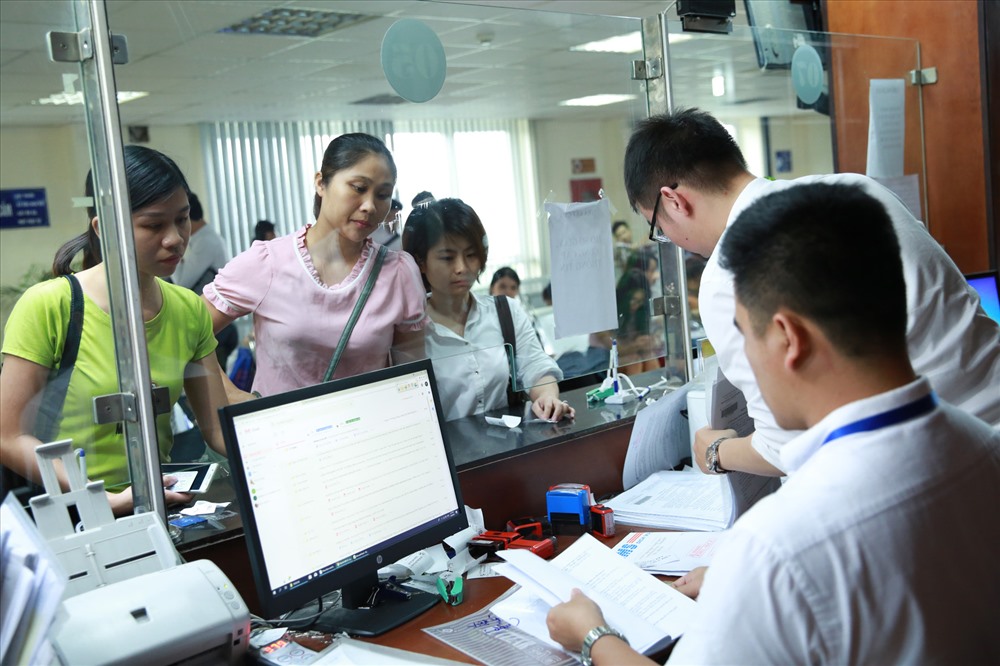 Giải quyết thủ tục hành chính tại Bộ phận một cửa Sở KHĐT Hà Nội. Ảnh: HẢI NGUYỄN