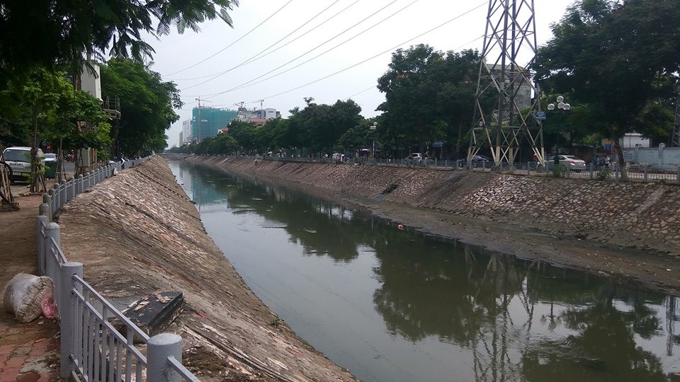 Dòng sông Kim Ngưu đang bị ô nhiễm nặng. Ảnh Trần Vương