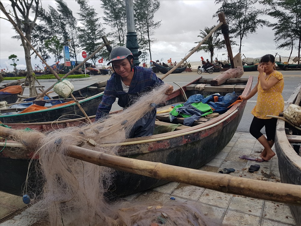 Bão tan, ngư dân Sầm Sơn chuẩn bị chài lưới chuẩn bị ra khơi. Ảnh: X.H