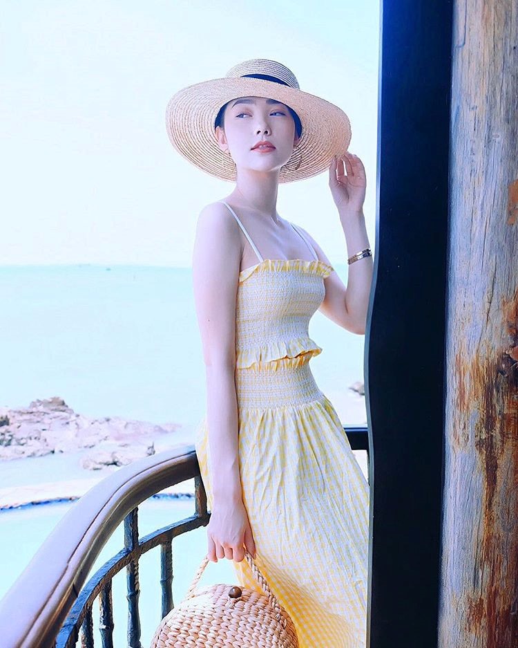 Nếu như trước, Minh Hằng còn bị chê “quê mùa” và diêm dúa thì thời gian gần đây, khó có thể tìm ra điểm trừ trong bất cứ set đồ nào của “bé Heo” mỗi khi ra đường.