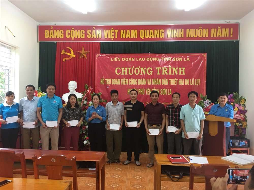 Đoàn công tác trao hỗ trợ cho đoàn viên huyện Phù Yên bị thiệt hại do mưa lũ. Ảnh: Hồng Cương.