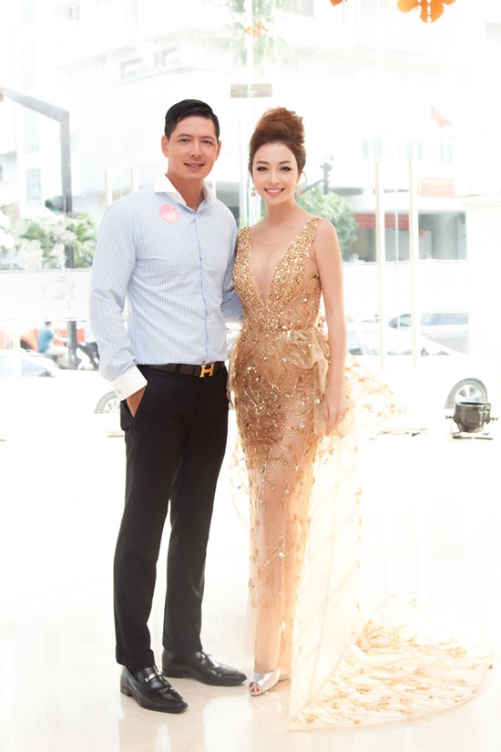 Phần ngực khoét sâu để lộ vòng 1 gợi cảm của Hoa hậu châu Á tại Mỹ 2006.