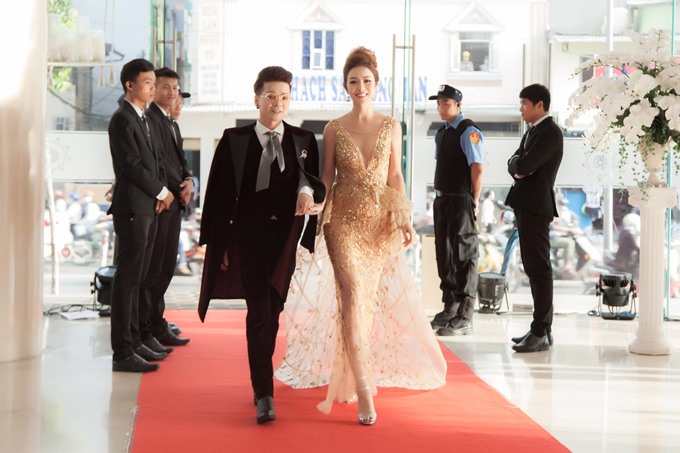 Người đẹp còn được đàn anh Vũ Hà tháp tùng trên thảm đỏ của chương trình.
