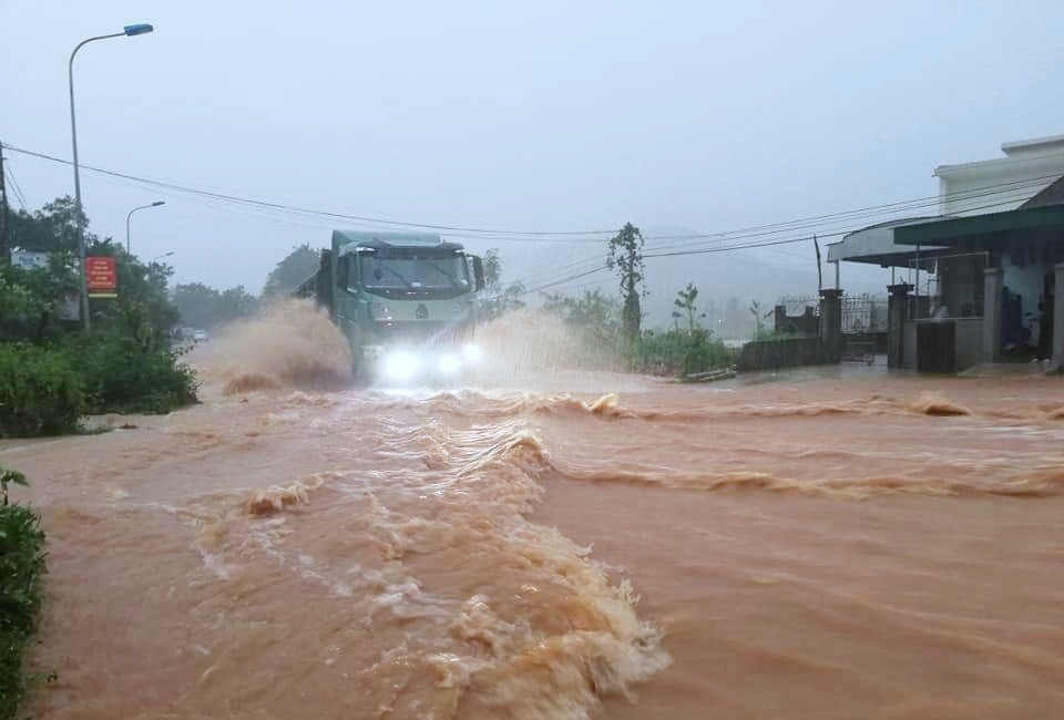 một số tuyến đường giao thông bị nước lũ làm chia cắt