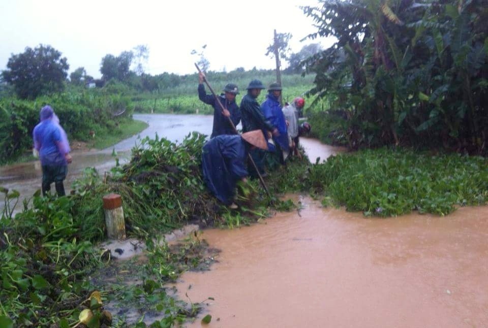 các lực lượng tại chỗ khơi thông dòng chảy tránh ngập úng cục bộ