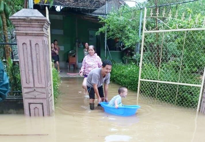 nước lũ đã tràn vào nhà dân gây khó khăn trong sinh hoạt