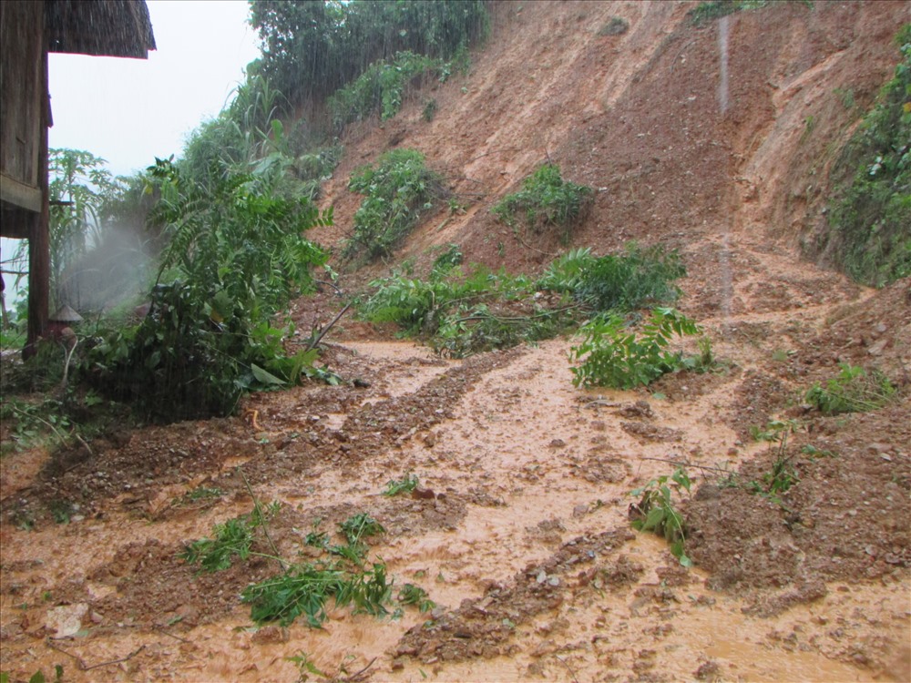 3. Hàng trăm met khôi đất đá tràn vào nhà dân