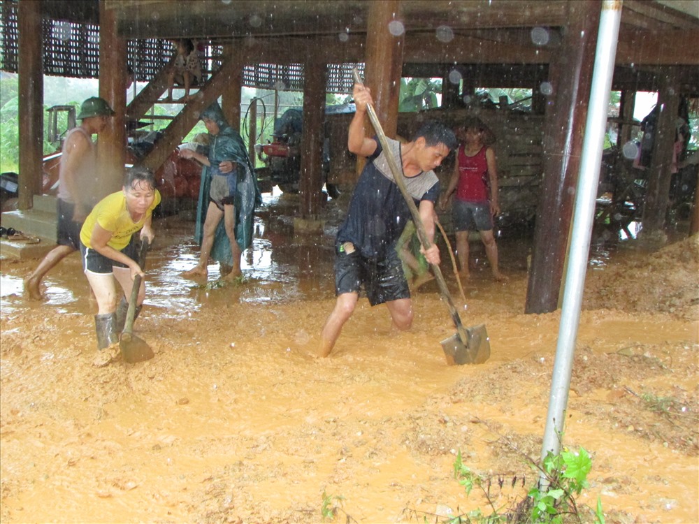 4. Người dân ơ xã Mậu Đức dã phải huy động lực lượng để dọn khối lượng đất đá ngay trong mưa