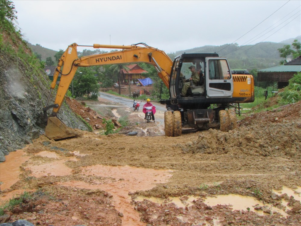 6. Huyện Con Cuông cũng đã huy động nhân lực và máu móc khơi thông tuyến đường Mậu Đức đi Thạch Ngàn