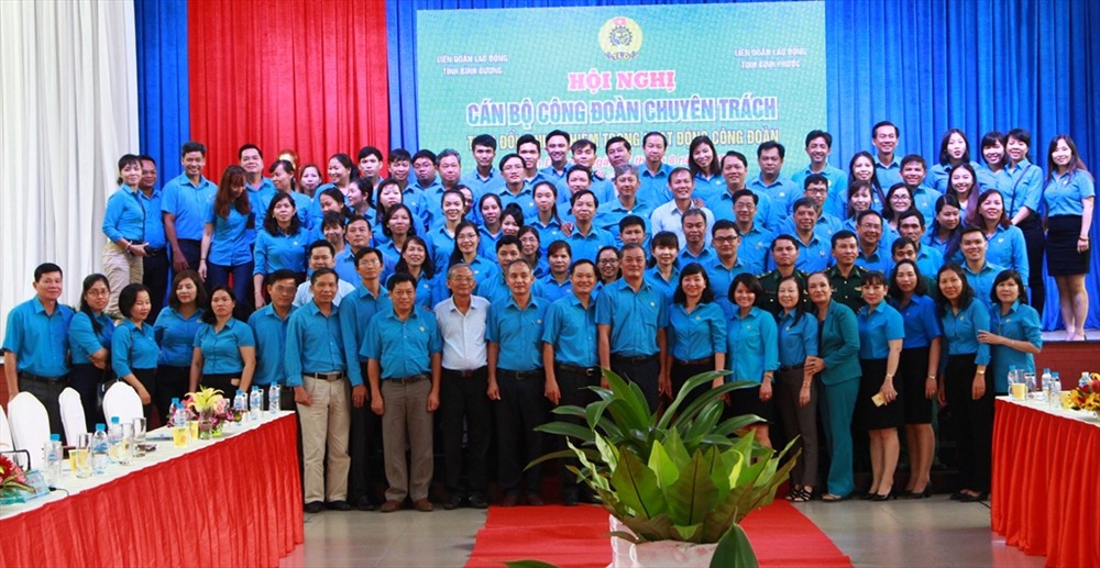 Lãnh đạo và cán bộ công đoàn chuyên trách hai tỉnh chụp hình lưu niệm.