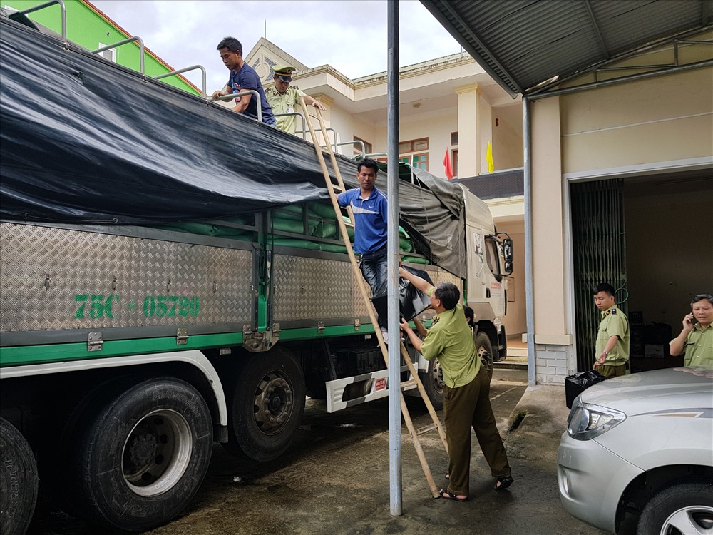 Lực lượng chức năng tiến hành bốc dỡ số hàng nói trên để phục vụ công tác điều tra
