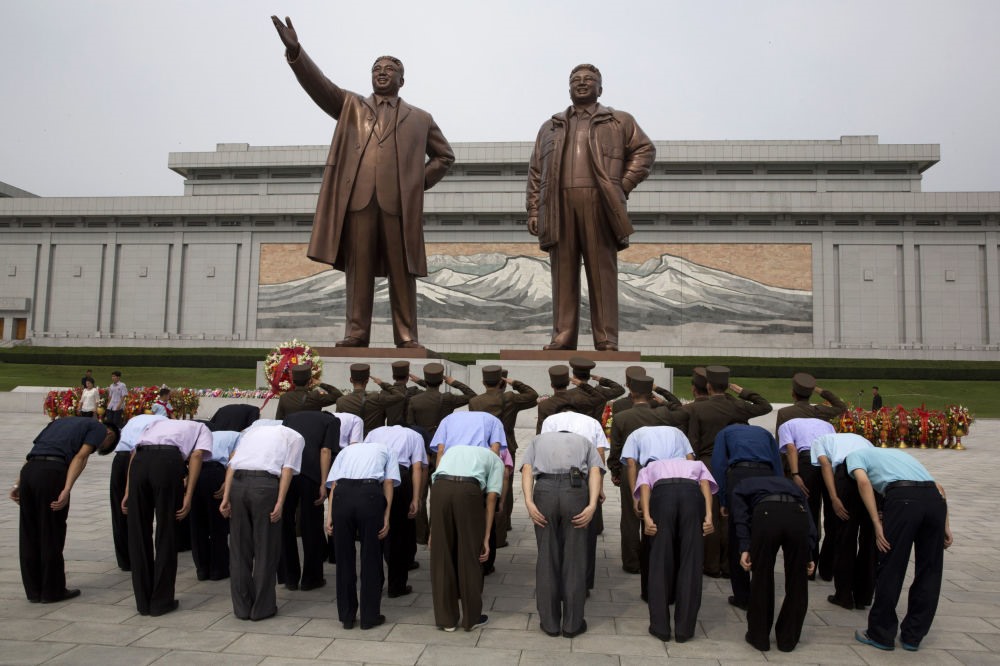 Pho tượng các lãnh tụ CHDCND Triều Tiên Kim Il-sung và Kim Jong-il - Ảnh: AP