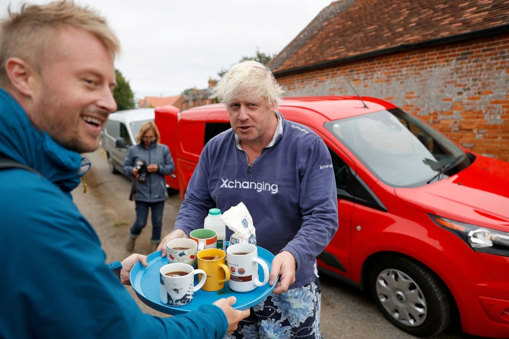 Cựu Ngoại trưởng Anh Boris Johnson thết trà các nhà báo gần tư gia ở Oxfordshire - Ảnh: Reuters