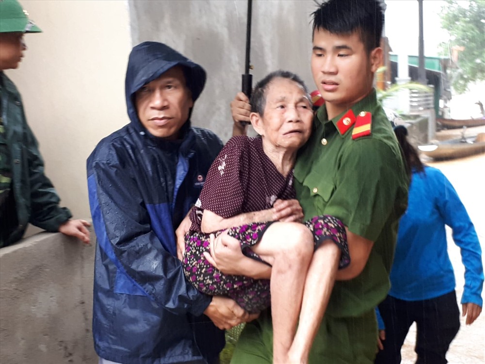 chiều ngày hôm qua các lực lượng cũng đã sơ tán người già và trẻ em đến nơi an toàn