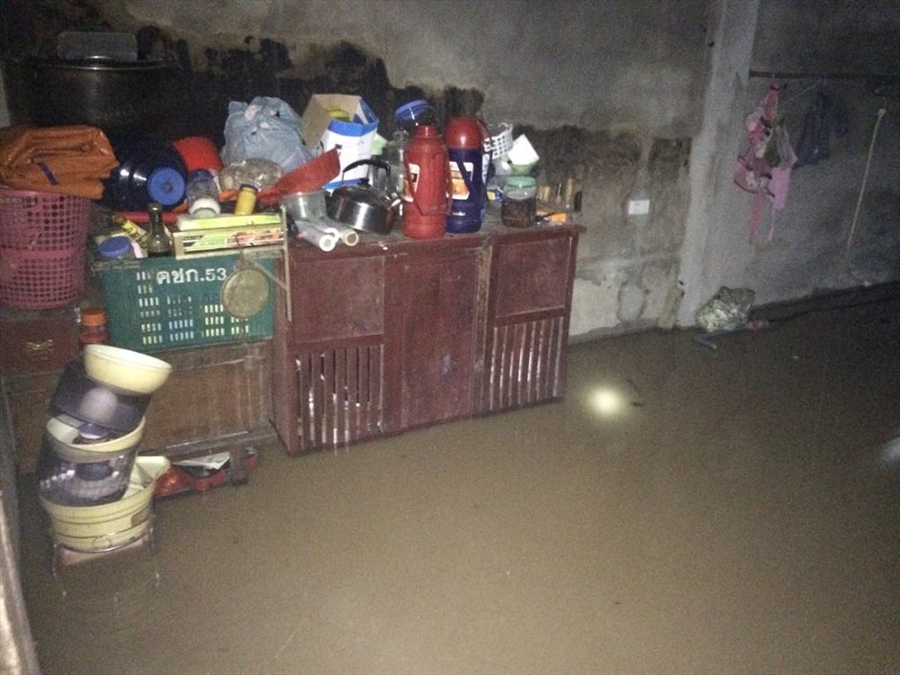 nhiều đồ đạc của người dân đã bị nhẫn chìm trong nước