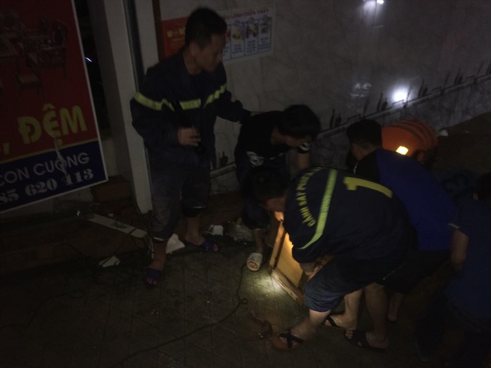 tham gia vận chuyển đồ đạc của người dân ngay trong đêm